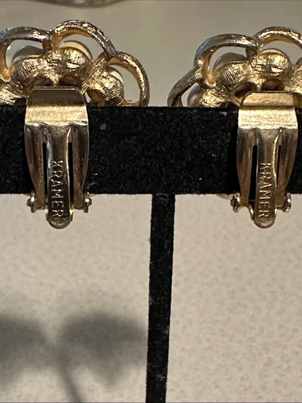 Vintage Kramer White and Gold Floral Cluster Clip-On Earrings (833)